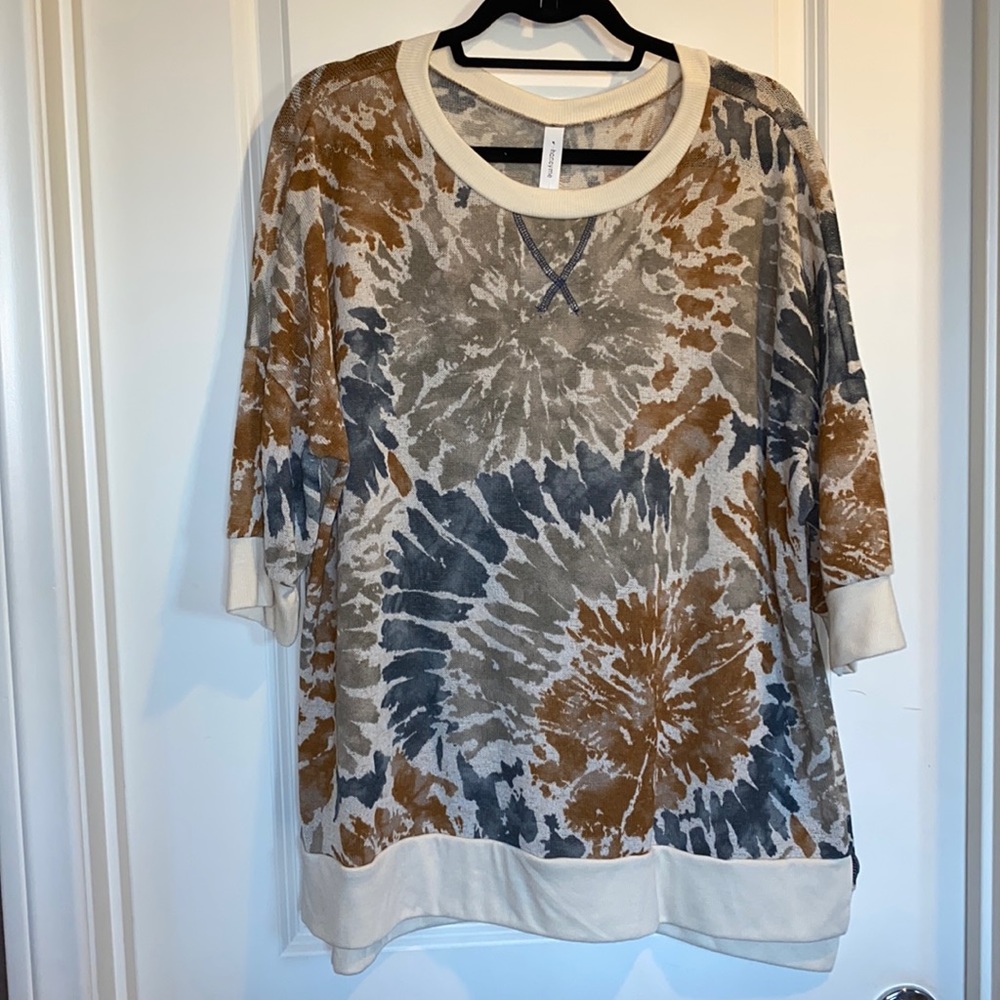 Honeyme. NWT. Large. Weekender. 3/4 Sleeves. Tie Dye. Side Slits. Cream Trim.